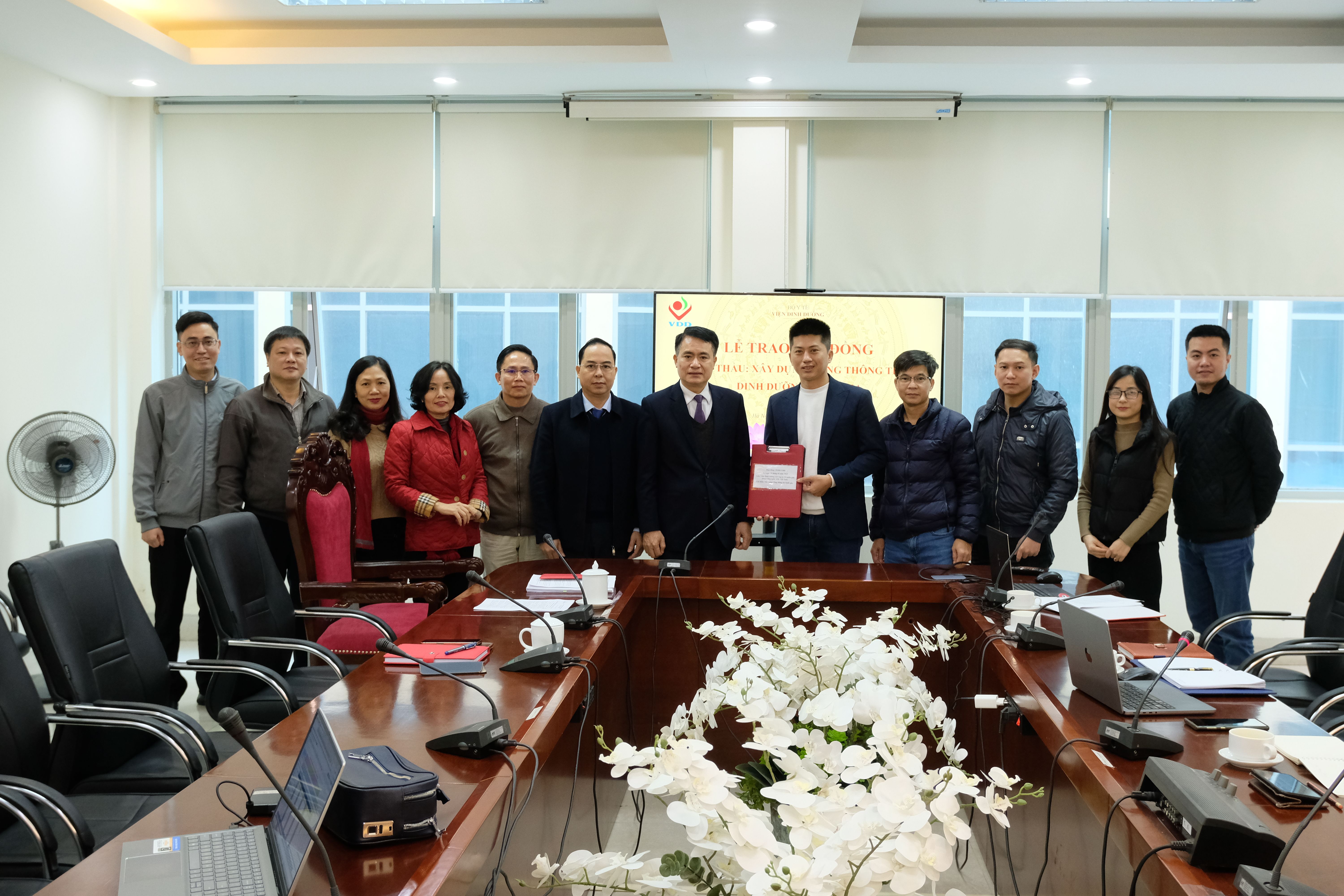 Trao hợp đồng XD Cổng TT DDQG.jpg
