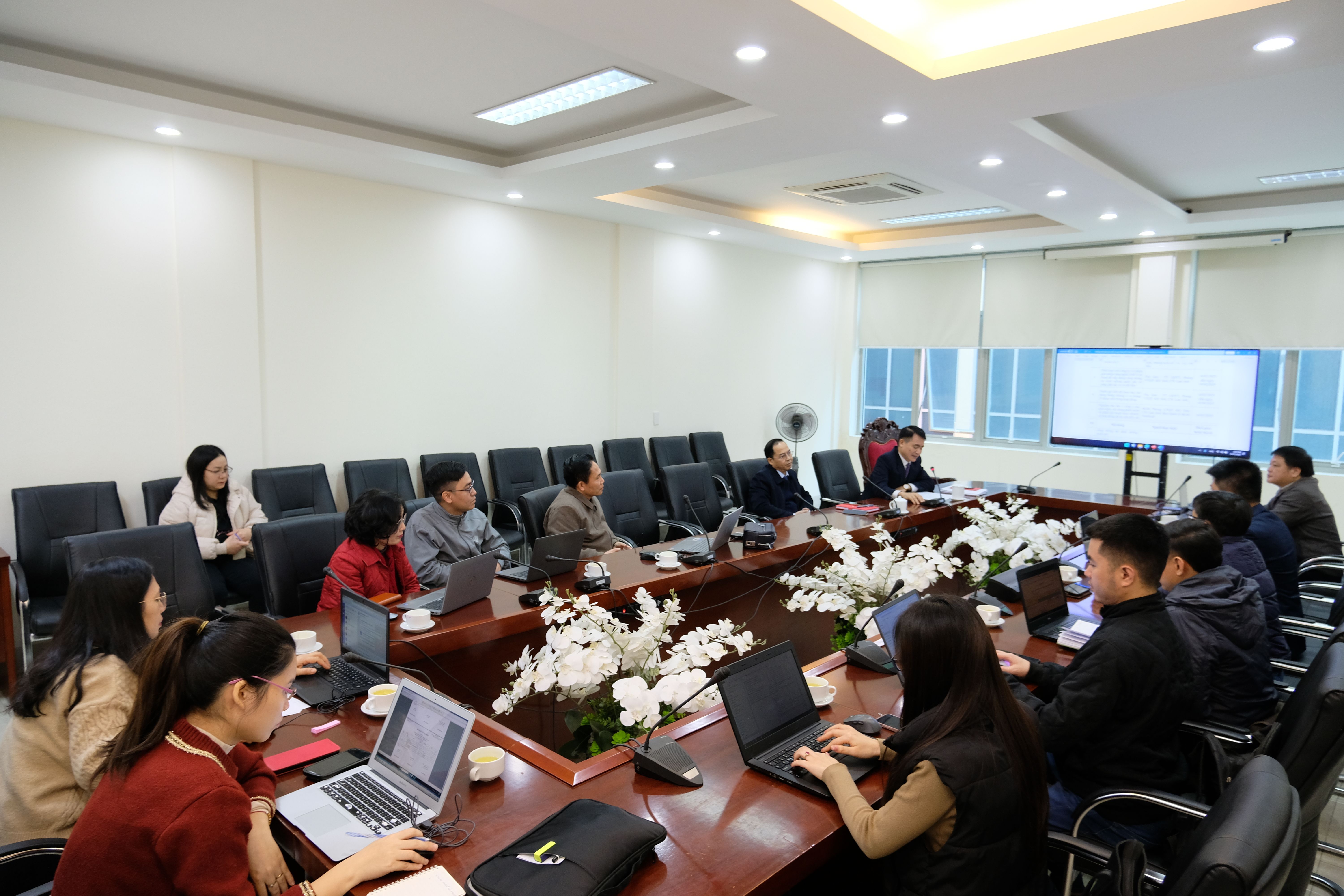 Trao hợp đồng XD Cổng TT DDQG.jpg
