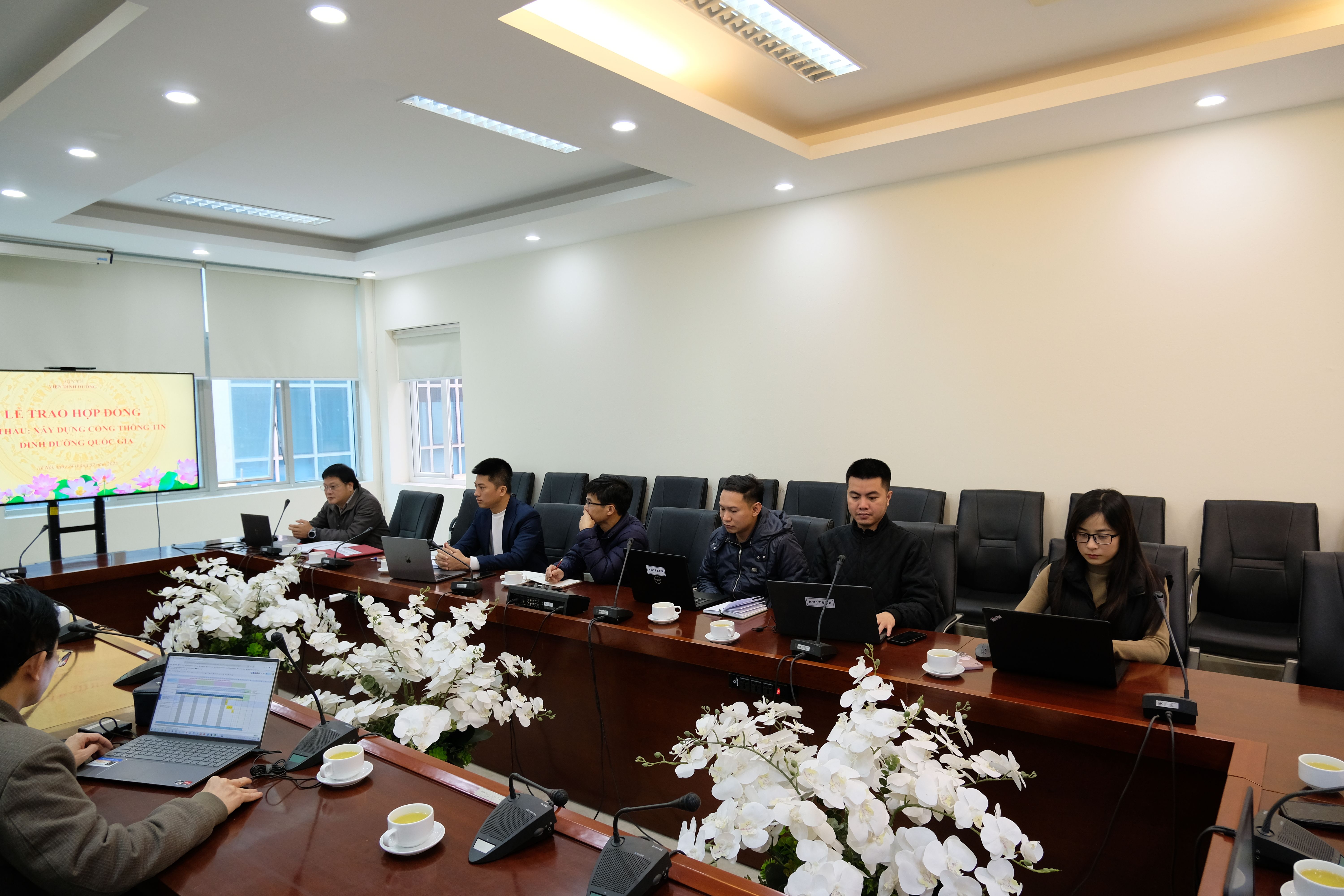 Trao hợp đồng XD Cổng TT DDQG.jpg