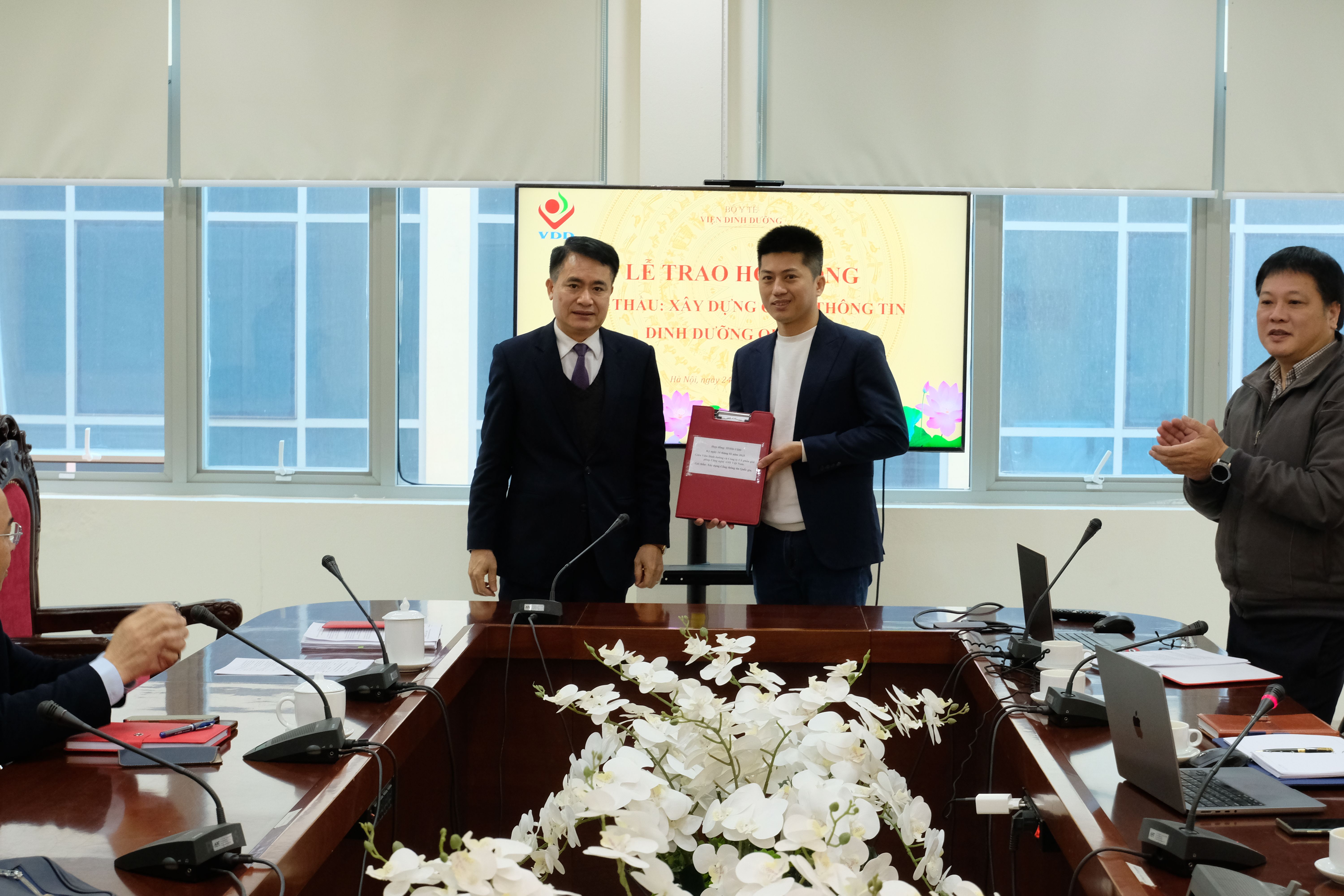 Trao hợp đồng XD Cổng TT DDQG.jpg