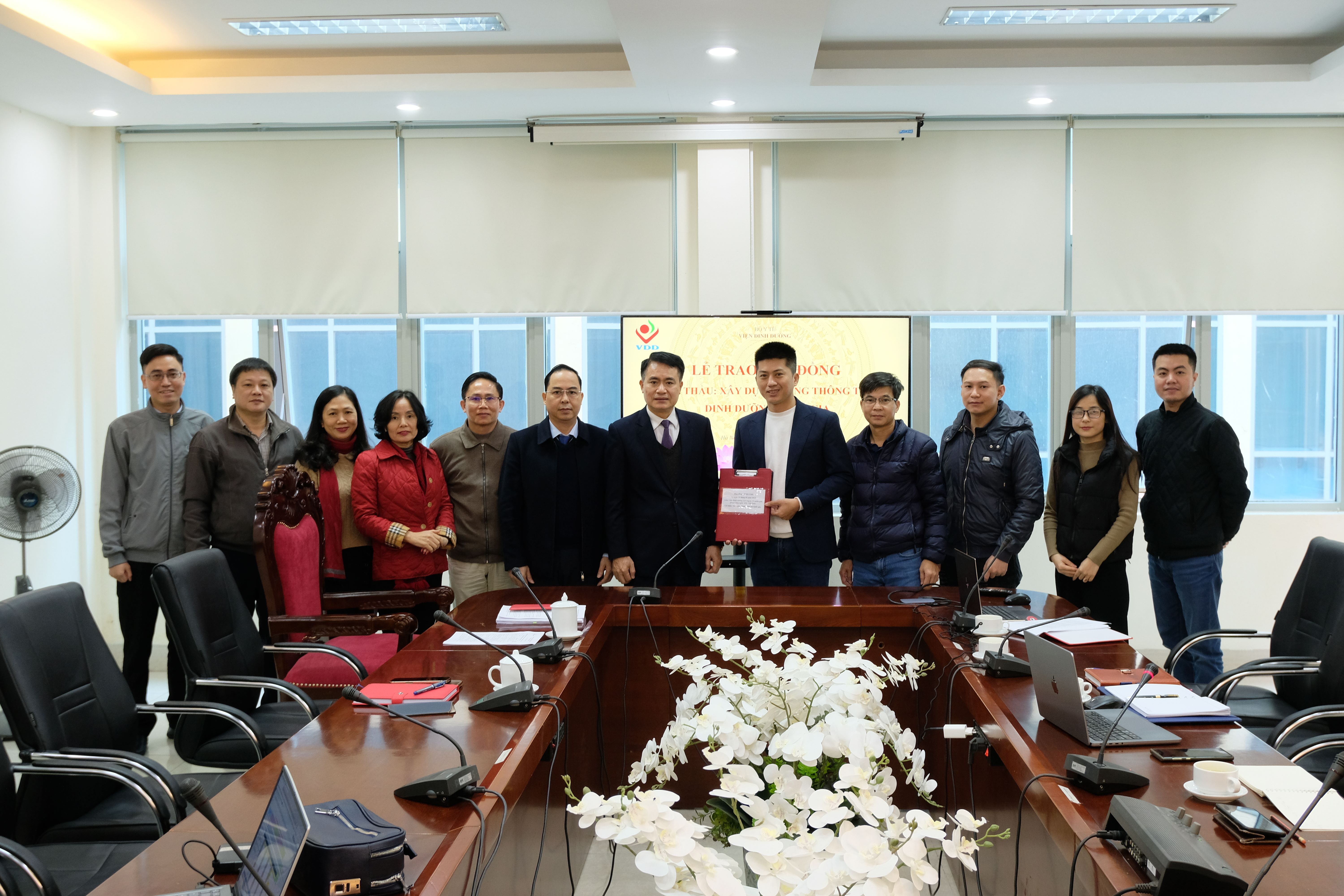 Trao hợp đồng XD Cổng TT DDQG.jpg